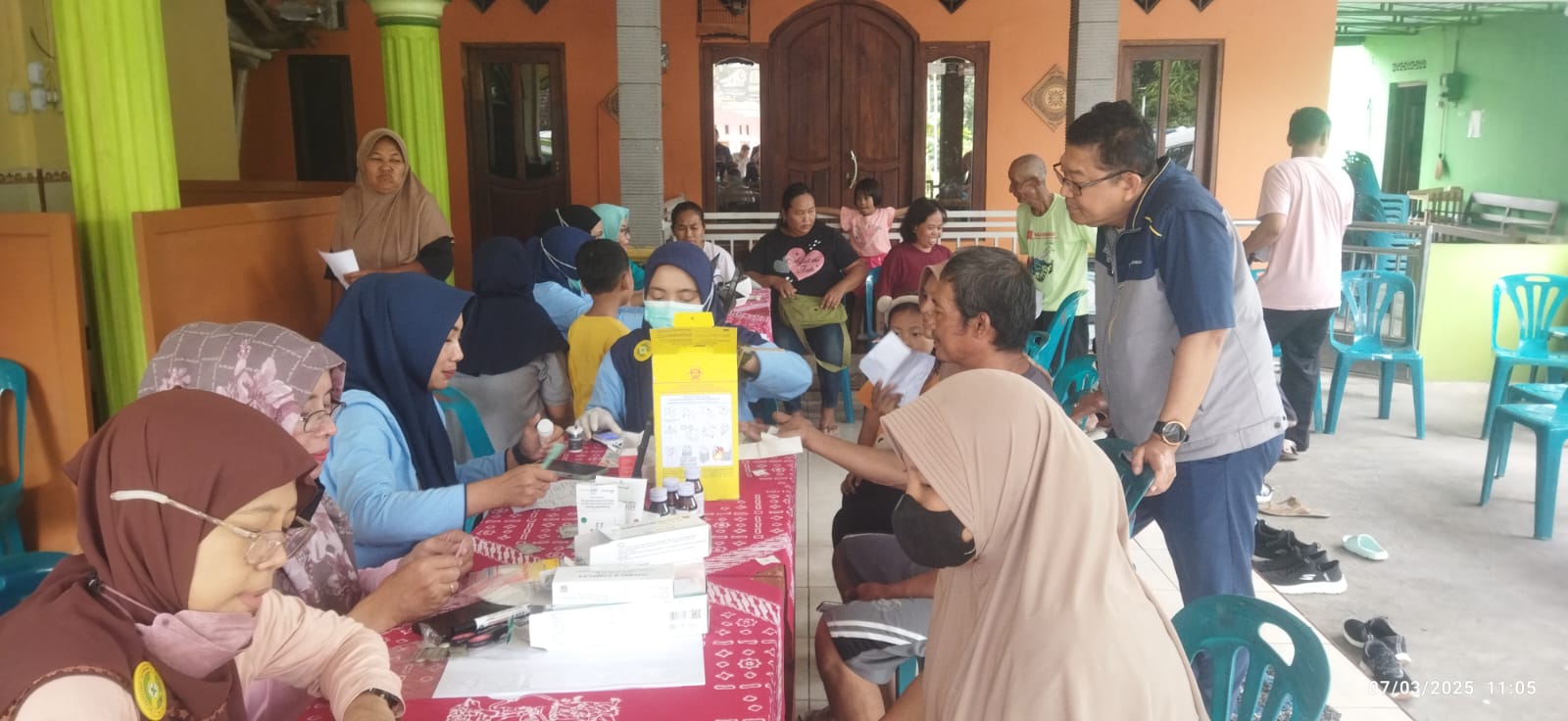 Director Associate PT CJI Jombang, Beny Effendy, saat mendampingi warga dalam pengobatan gratis, Jumat (7/3).