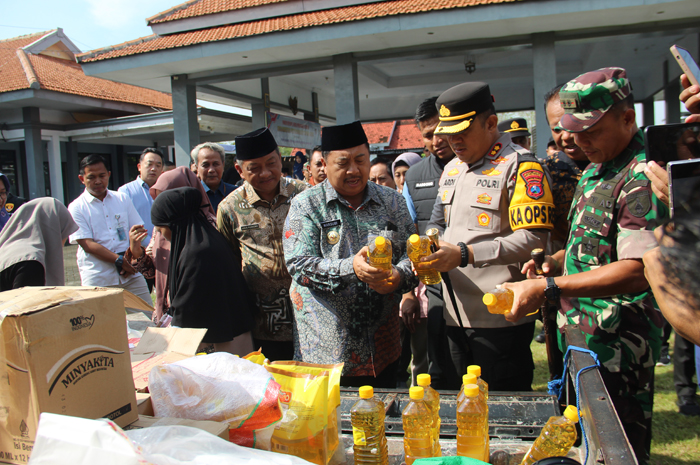 Bupati Jombang Warsubi saat memantau kegiatan operasi pasar di Kecamatan Peterongan Jumat (7/3).