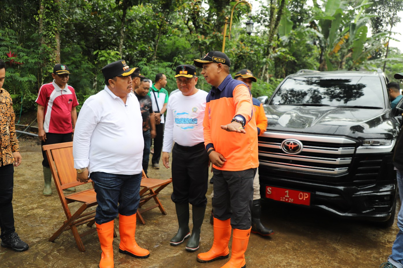 : Bupati Jombang Warsubi memberikan bantuan kepada korban longsor di Dusun Ngeseng, Desa Carangwulung, Kecamatan Wonosalam (8/3)