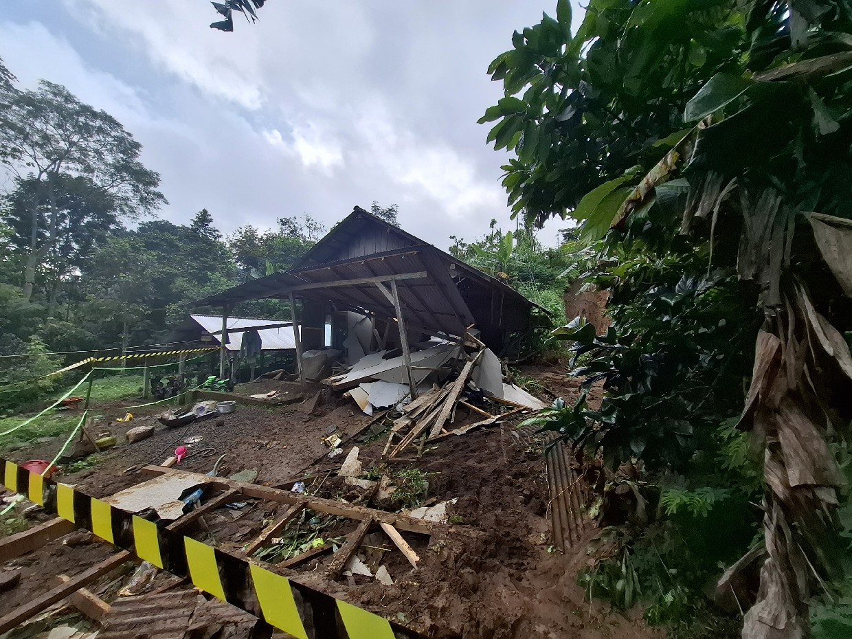 Kondisi rumah Kojin yang terdampak longsor di Wonosalam Jombang. Tiga rumah disekitarnya disebut rentan longsor susulan