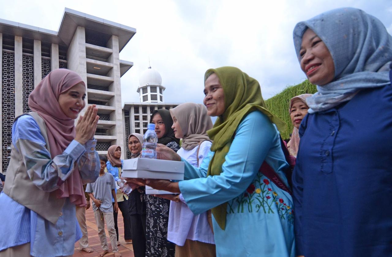 Jemaah Masjid Istiqlal yang merasakah berkah digandengnya Le Minerale sebagai mitra jangka panjang