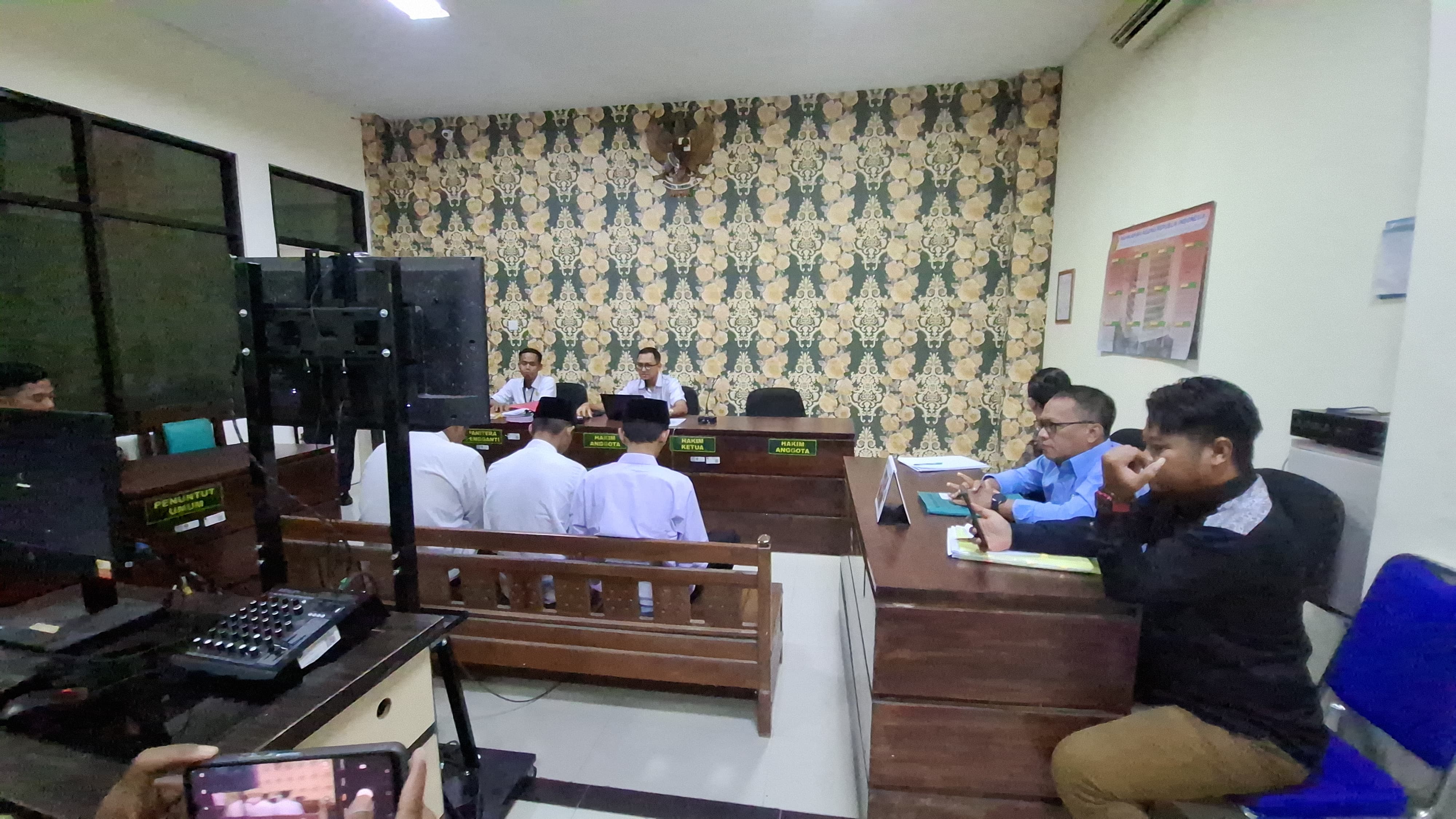 Tiga pelaku pembunuhan remaja Sidoarjo di Hutan Kabuh Jombang saat mengikuti sidang vonis (10/3)