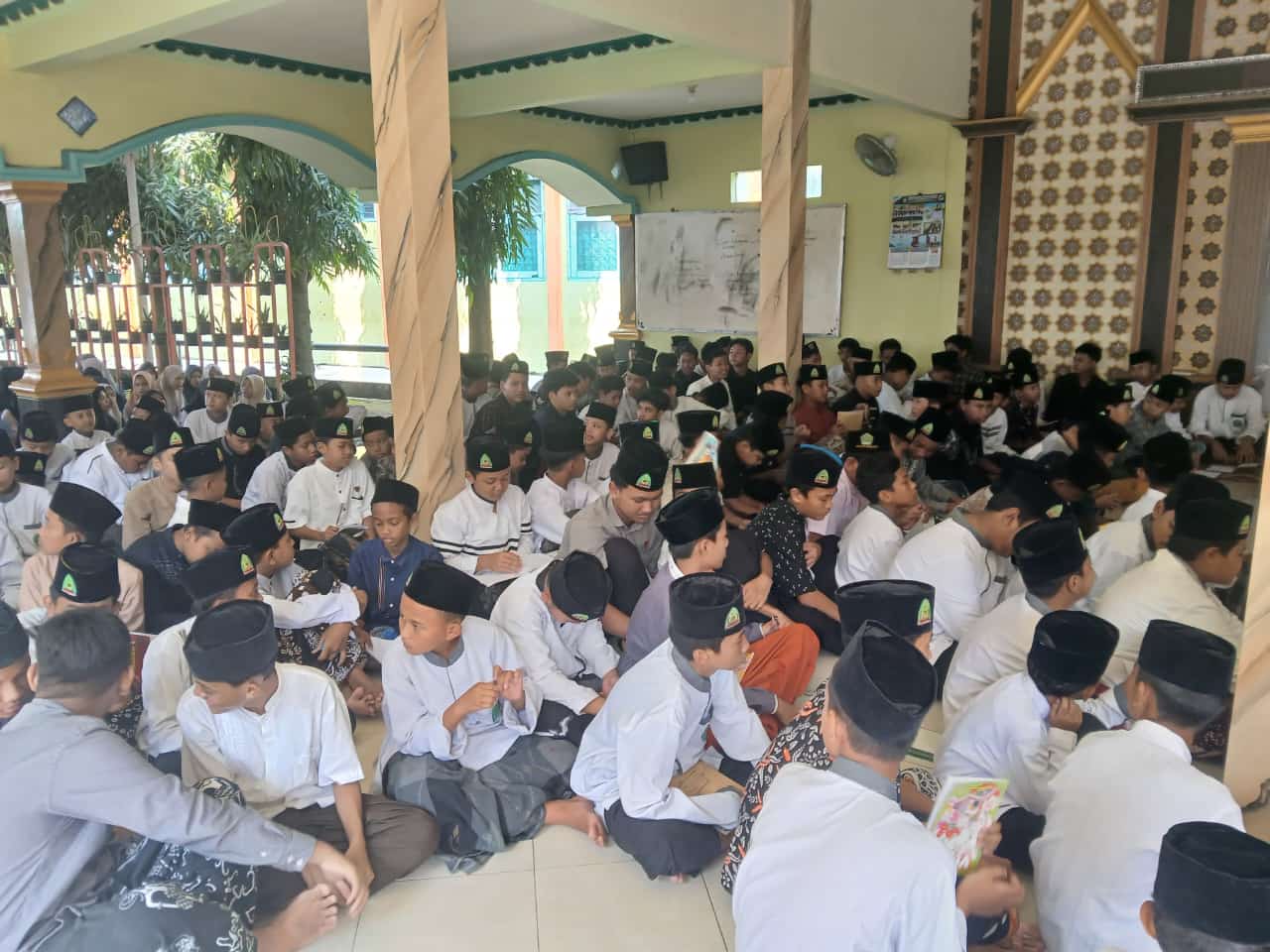 Siswa MTsN 10 Jombang mengikuti kegiatan keagamaan di masjid, Kamis (6/3).