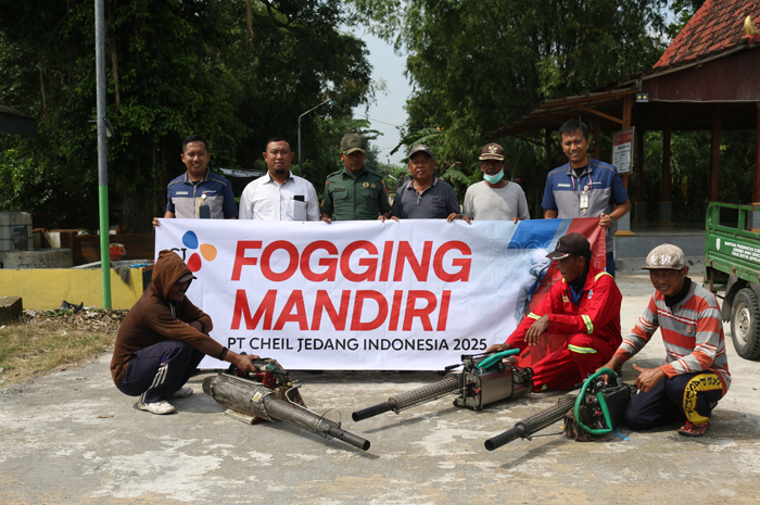 Jajaran PT CJI saat melakukan fogging mandiri untuk mencegah DBD di tiga desa sekitar perusahaan, Selasa (10/3).