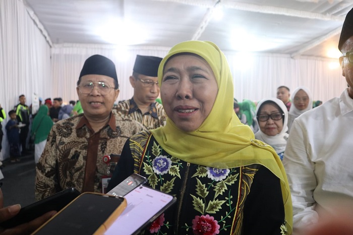 BERI KETERANGAN: Gubernur Jawa Timur Khofifah Indar Parawansa saat memberikan penjelasan terkait sekolah rakyat, Senin (10/3) sore.
