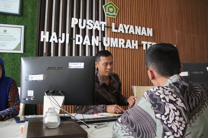 VERIFIKASI PELUNASAN: Sejumlah CJH melakukan verifikasi pelunasan di Kantor Kemenag Jombang kemarin (10/3).