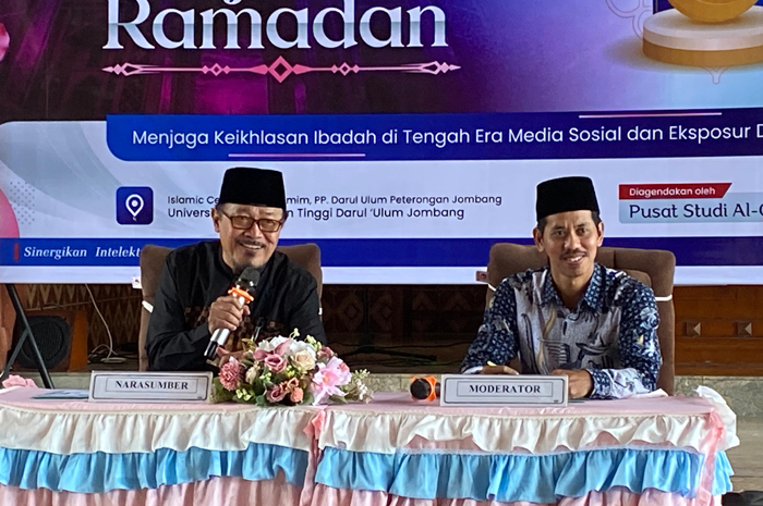 Anggota senat Unipdu, Prof Dr KH Ahmad Zahro MA, saat menjadi narasumber Kajian Ramadan di Islamic Center Unipdu, Minggu (9/3).