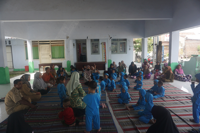 Kepala Desa Janti H Musta&rsquo;in bersama para perangkat desa mengapresiasi kegiatan Taman Posyandu di pendopo kantor Desa Janti.