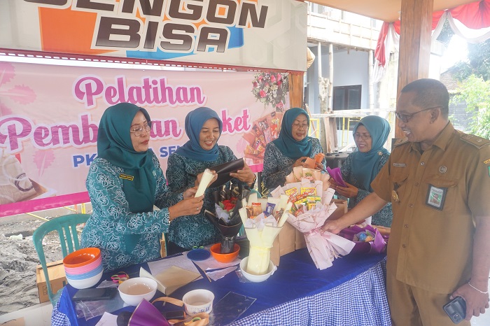 BEKAL POSITIF: Kepala Desa Sengon Totok Soetjahjo dan Ketua TP PKK Desa Sengon Heny Totok Soetjahjo mendampingi kader PKK saat pelatihan membuat buket di pendopo kantor Desa Sengon.