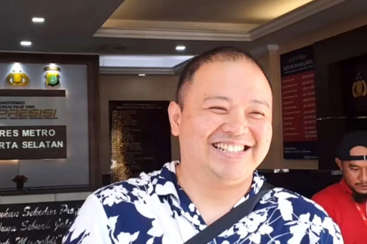 Food vlogger Codeblu mendatangi Polres Metro Jakarta Selatan untuk memberikan keterangan kepada pihak kepolisian, Jakarta, Rabu (12/3/2025).