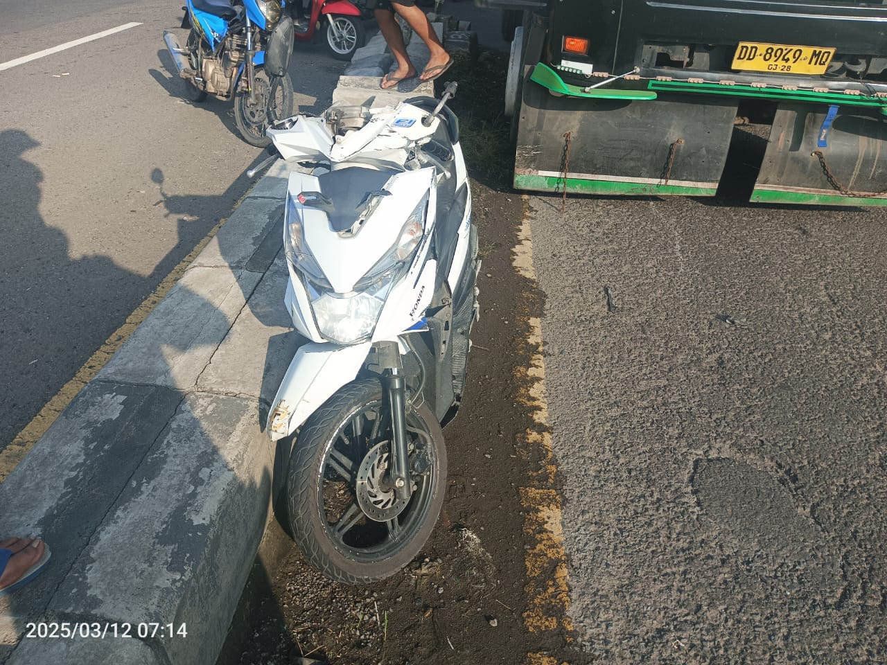 Kondisi motor ibu dan anak yang diseruduk truk Tronton di Jalur Arteri Jombang hingga tewas