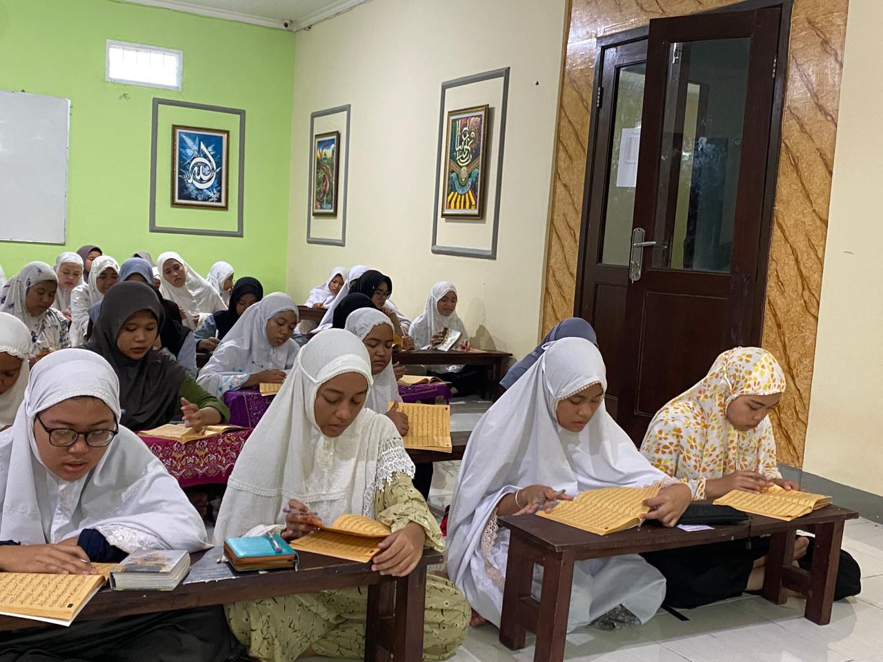 Santri mambaul hikam saat melaksanakan kegaitan ngaji kitab kuning