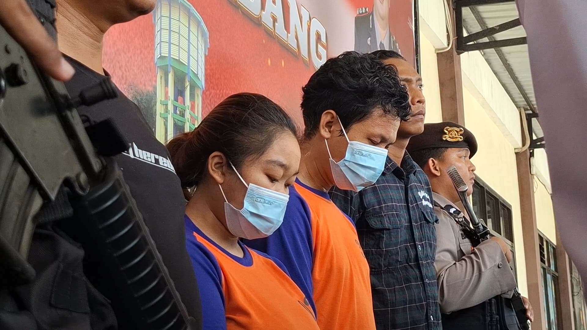 Pasutri yang jadi pelaku perampokan taksi online di ol Jombang saat digelandang ke Mapolres Jombang (12/3)