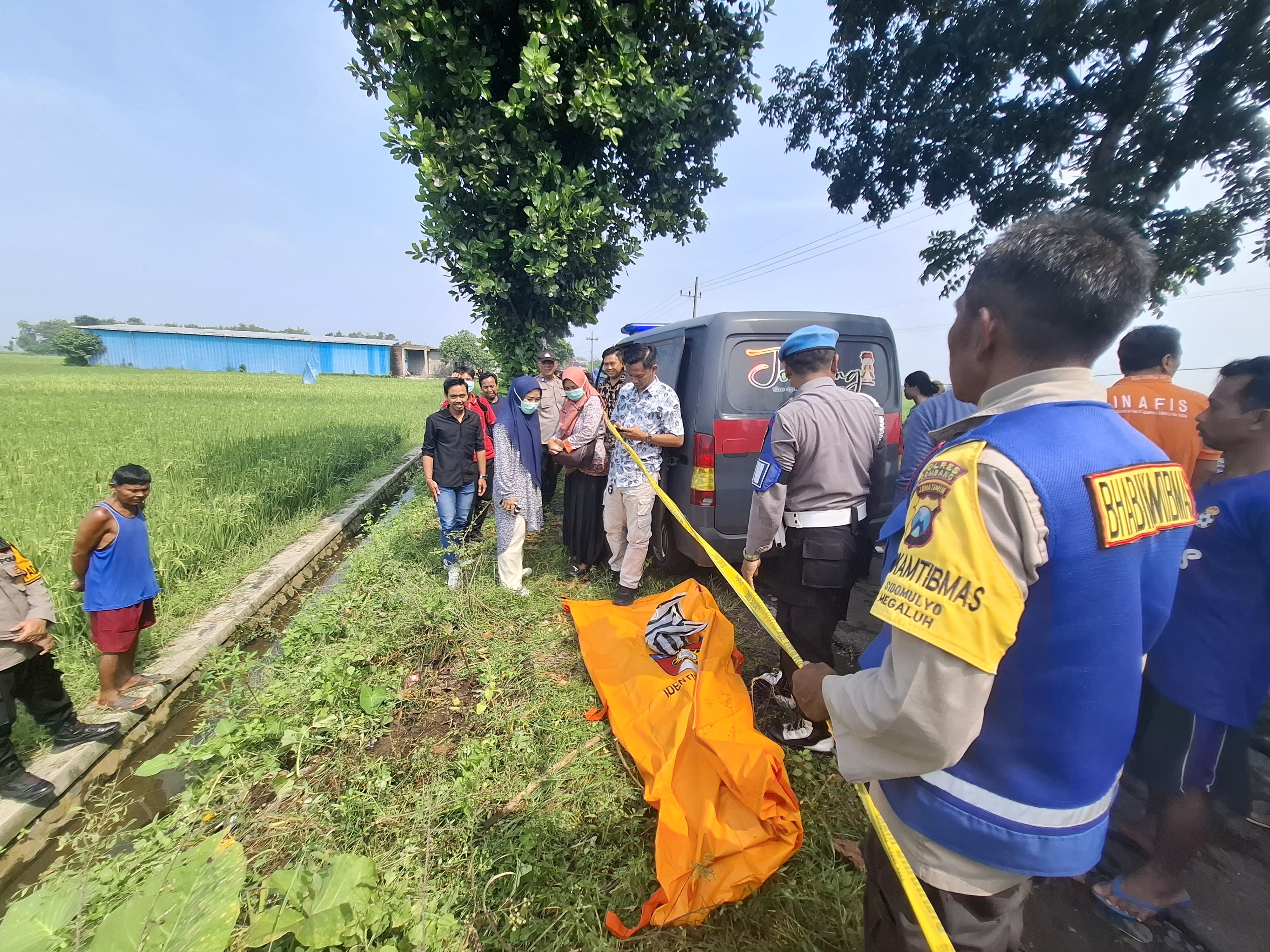 Petugas saat mengevakuasi jasad lansia tanpa identitas dari lokasi kejadian