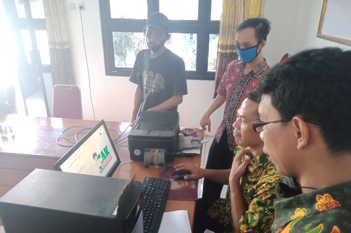 Warga mengurus adminduk di kantor Desa Kayen, Kecamatan Bandarkedungmulyo