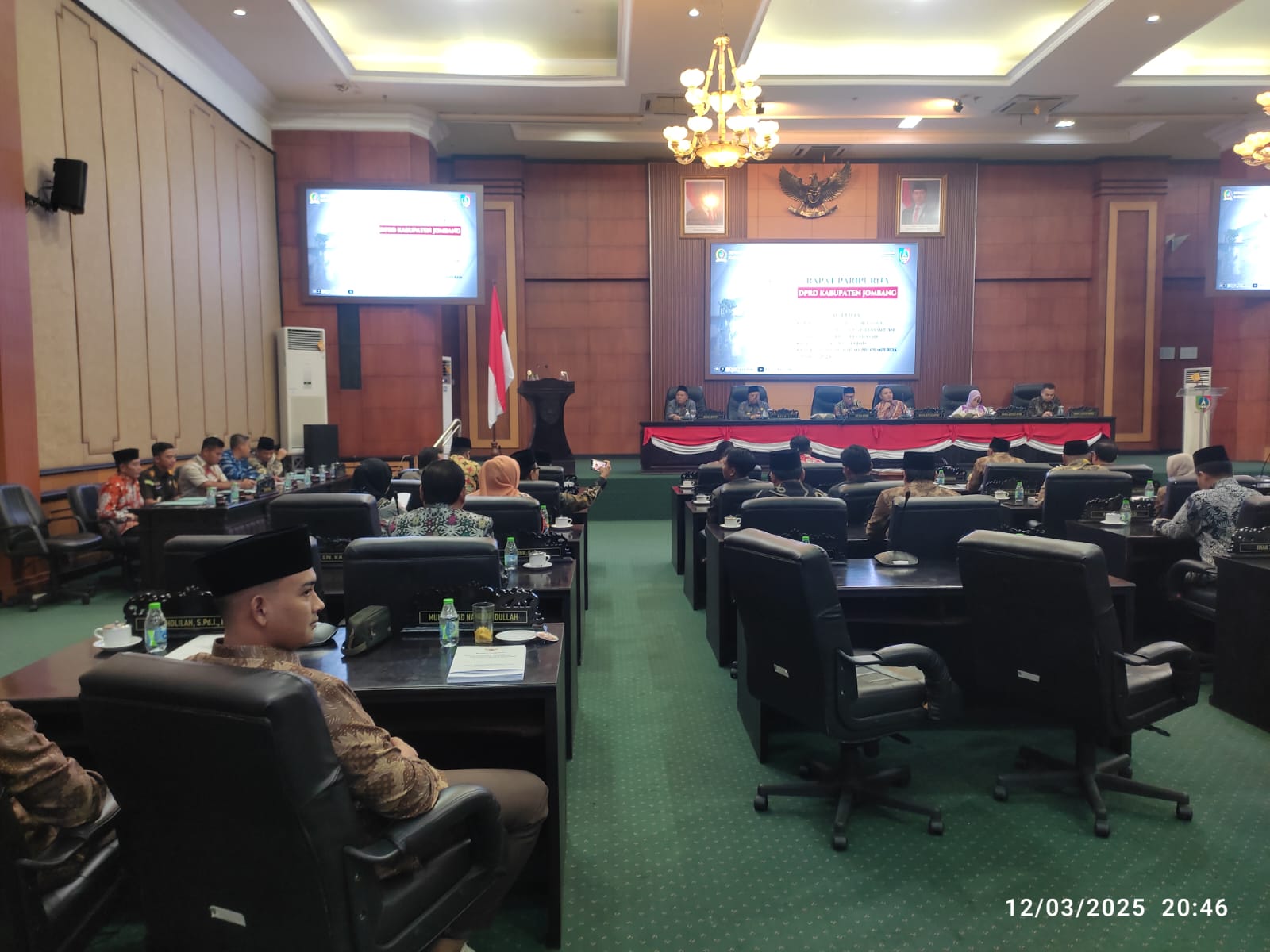 DPRD Jombang menggelar sidang paripurna nota penjelasan bupati di ruang paripurna DPRD Jombang, Rabu (12/3) malam.
