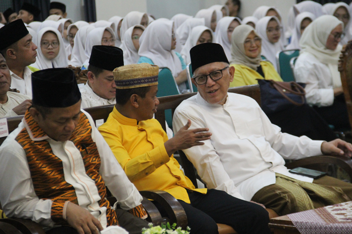 Menteri ESDM (Energi dan Sumber Daya Mineral) Bahlil Lahadalia  saat berkunjung ke Pesantren Tebuireng (14/3)