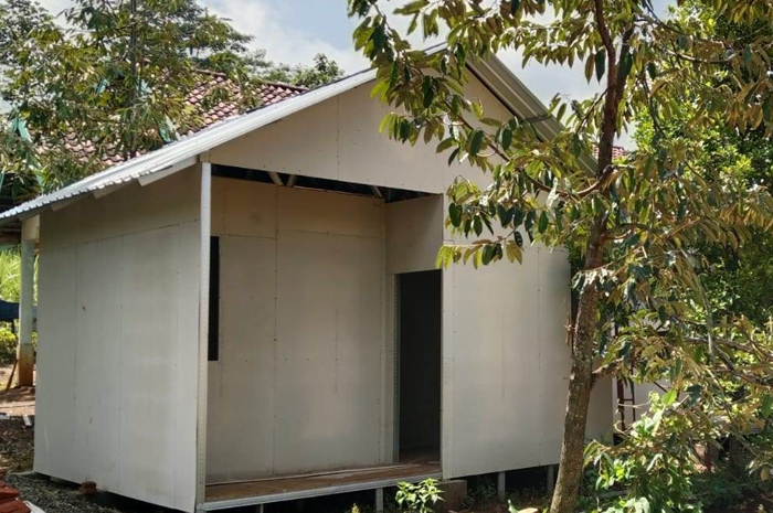 Pekerja membangun hunian sementara (huntara) untuk korban longsor Dukuh Banturejo, Dusun Jumok, Desa Sambirejo, Kecamatan Wonosalam Jombang