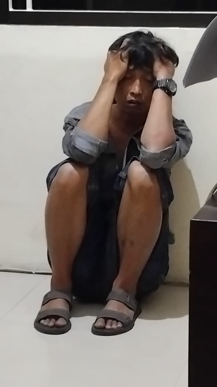 DS, Pria asal Surabaya yang dibekuk dan dimassa warga usai aksinya mencuri berhasil digagalkan