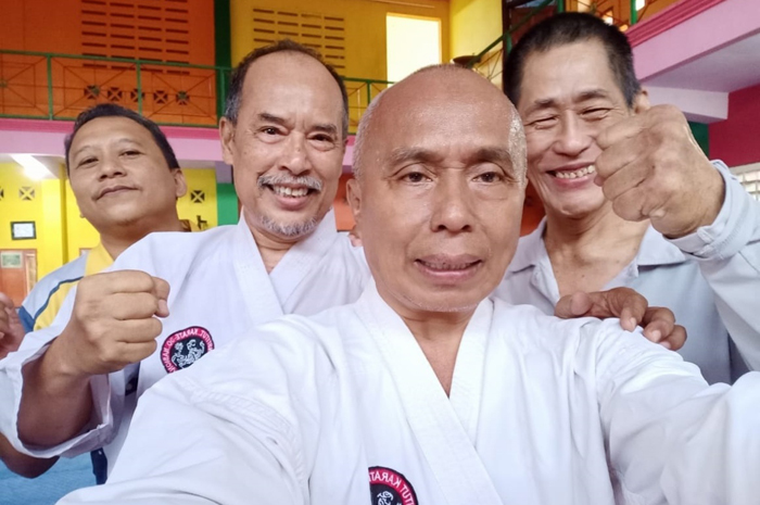 Karateka senior saat berlatih di Dojo Mahameru Jombang, Sabtu (9/3).