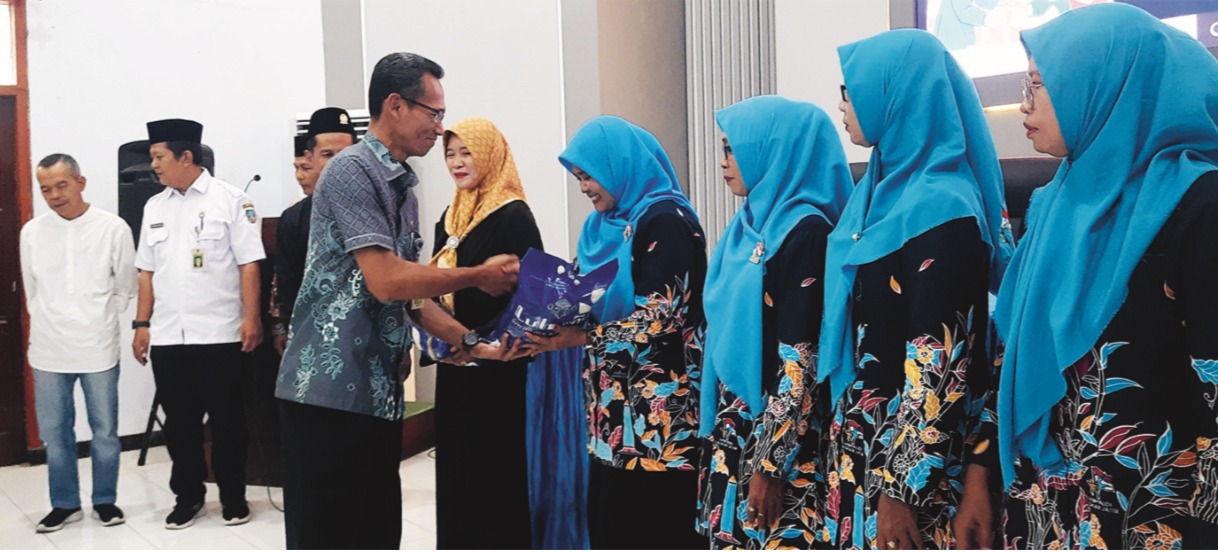 Penyerahan bantuan beras secara simbolis kepada guru PAUD di Aula 1 Dinas Pendidikan dan Kebudayaan Kabupaten Jombang, Rabu (12/3) sore.
