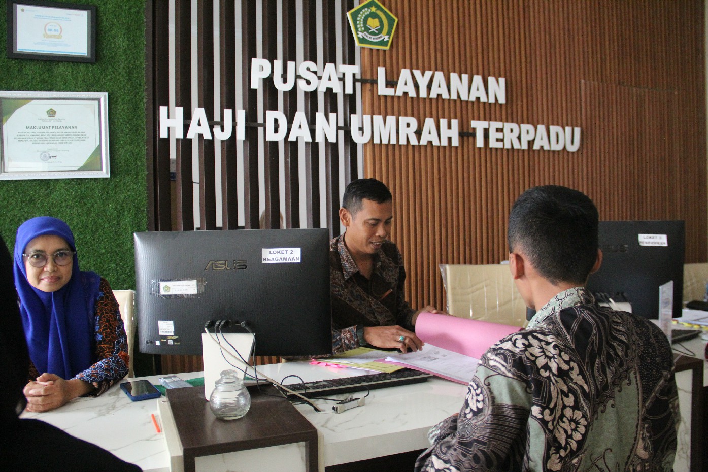Calon jemaah haji (CJH) Jombang melakukan verifikasi di Kantor Kemenag Jombang (5/3).