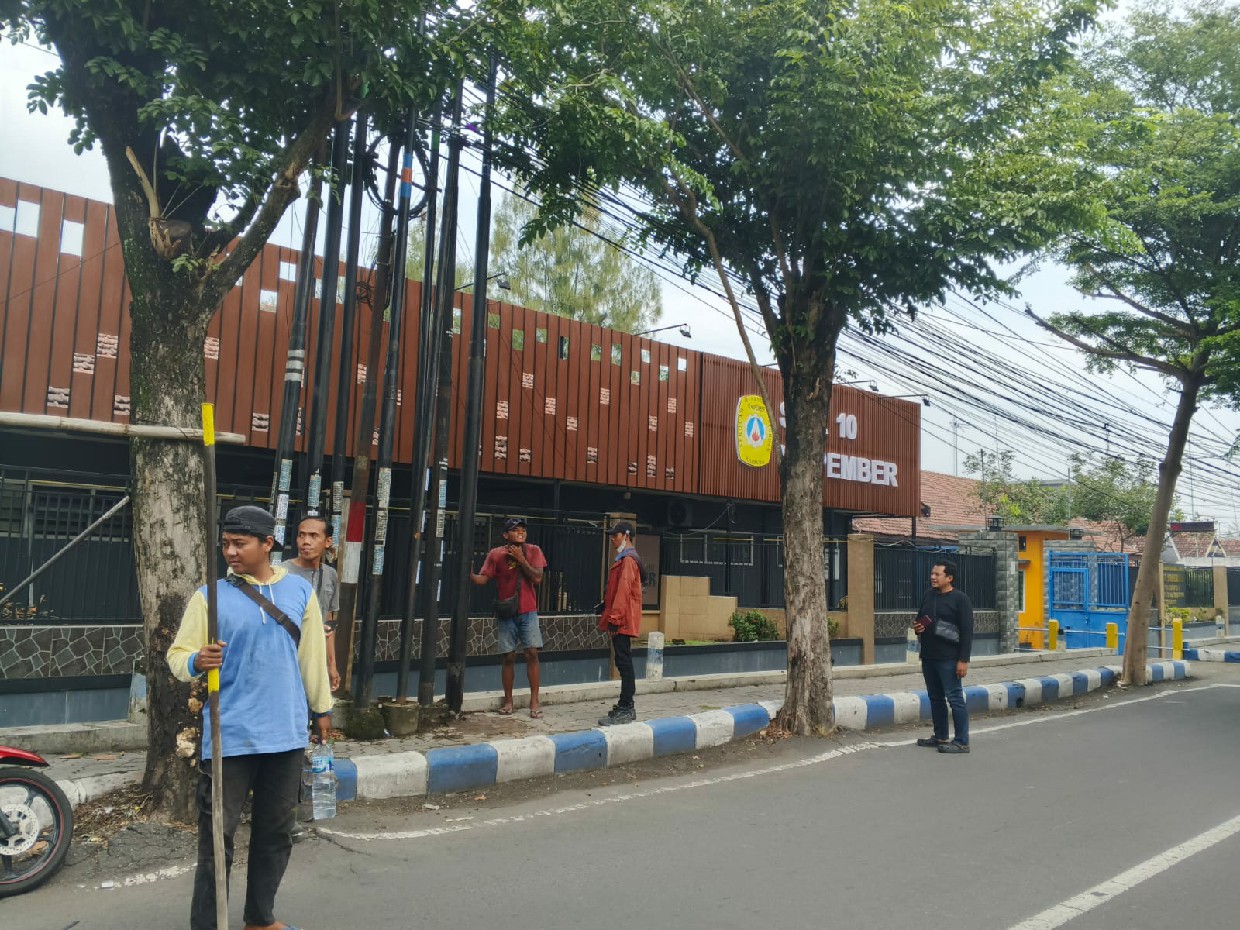 Pekerja proyek pemasangan tiang Fiber Optik di Jombang yang pekerjaannya dihentikan paksa Satpol PP Jombang