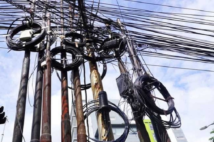 Ilustrasi pemasangan tiang Fiber Optik yang makin liar dan tak terkendali