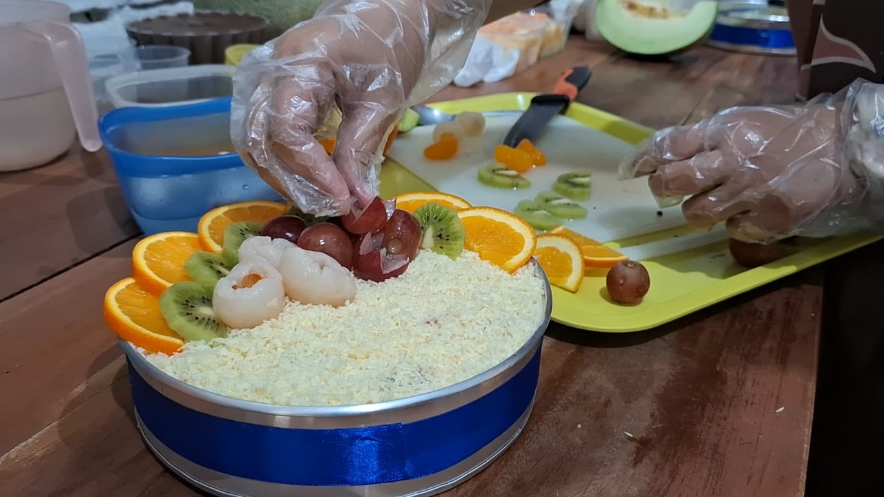 Proses pembuatan salad buah yang dilakukan Galuh di kedainya