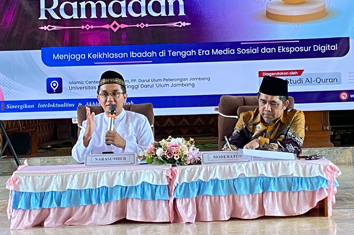 Dr KH M Afifuddin Dimyati Lc MA saat menjadi narasumber di Kajian Ramadan Unipdu Jombang, Minggu (16/3).