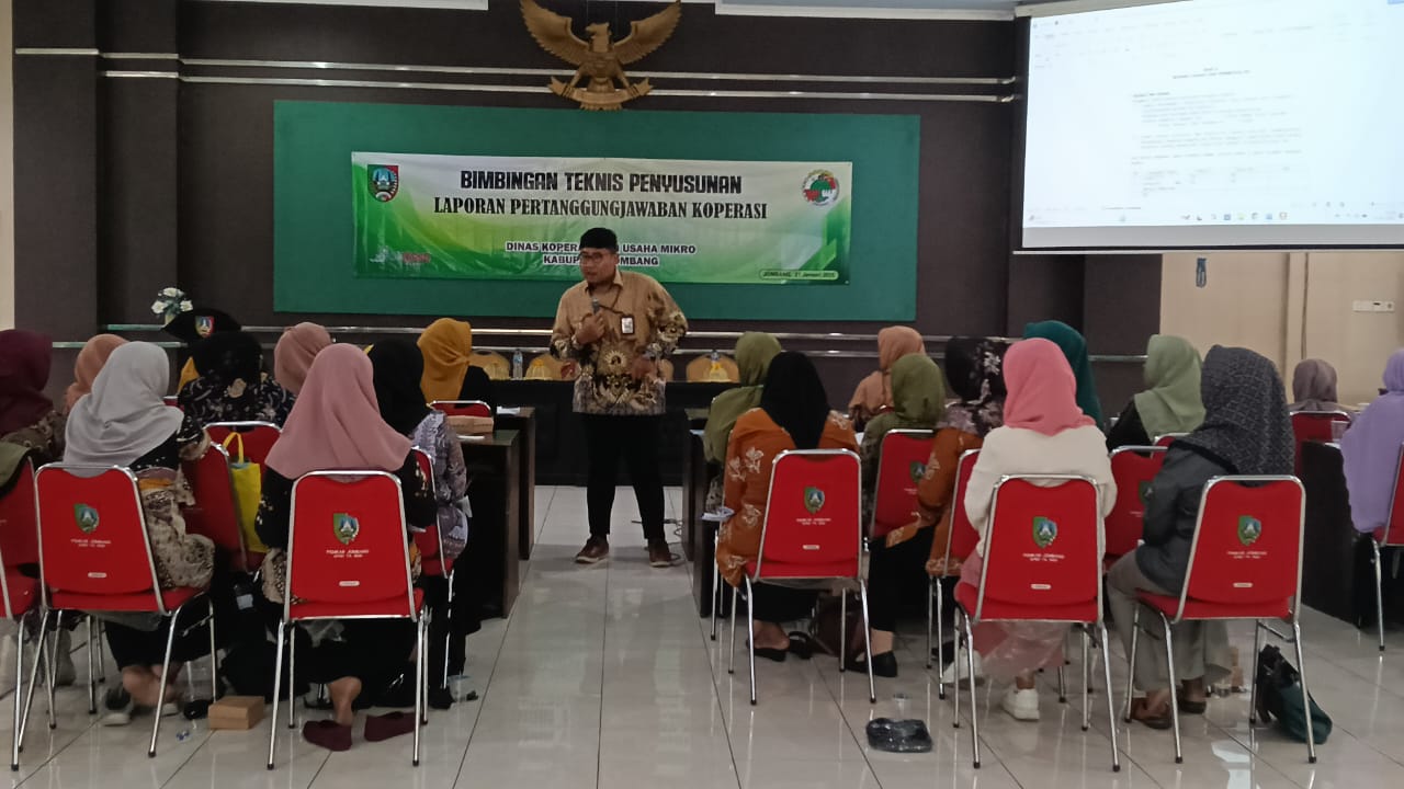 Pengurus koperasi mengikuti bimtek penyusunan LPJ koperasi, Selasa (21/3).