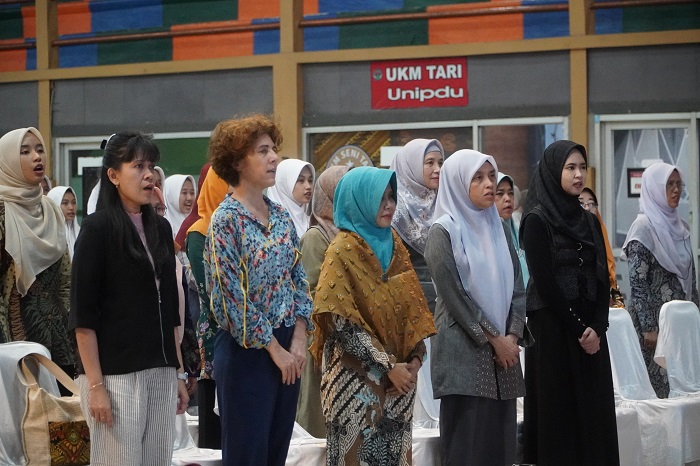 KOMPAK:  Dr Hj Afifa S. Zulfikar SS MSc Direktur Pusat Studi Bahasa Unipdu Jombang mendampingi para tamu undangan di Gelora Abi As&rsquo;ad Umar Unipdu, kemarin (17/3).