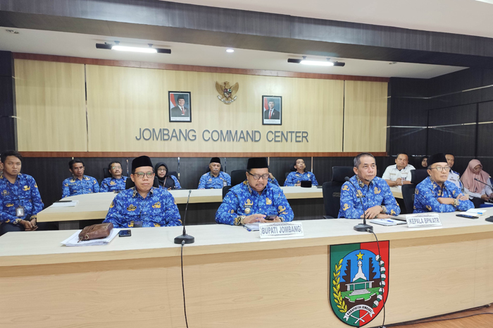 CERMAT: Bupati Jombang Warsubi saat mengikuti rapat zoom bersama Kemendagri di ruang Jombang Command Center, kantor Pemkab Jombang, Senin (17/3) pagi.
