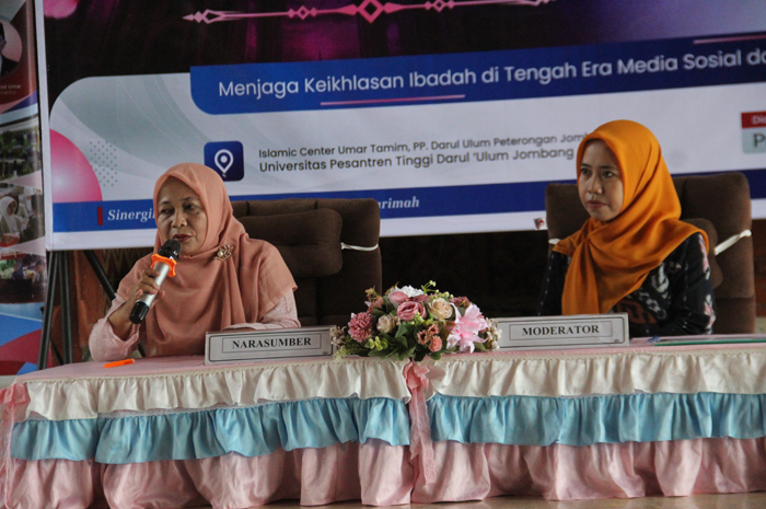 Dekan Fakultas Bisnis, Bahasa dan Pendidikan Unipdu, Dr Wiwik Maryati SSos MSM, saat menjadi narasumber kajian Ramadan, Selasa (18/3).