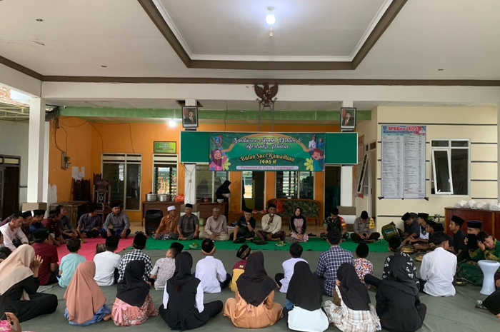 : Kepala Desa Turipinggir Gunasir Wibowo saat menyampaikan arahan dalam acara santunan anak yatim dan berbuka puasa bersama di Balai Desa Turipinggir, Senin (17/3) sore.