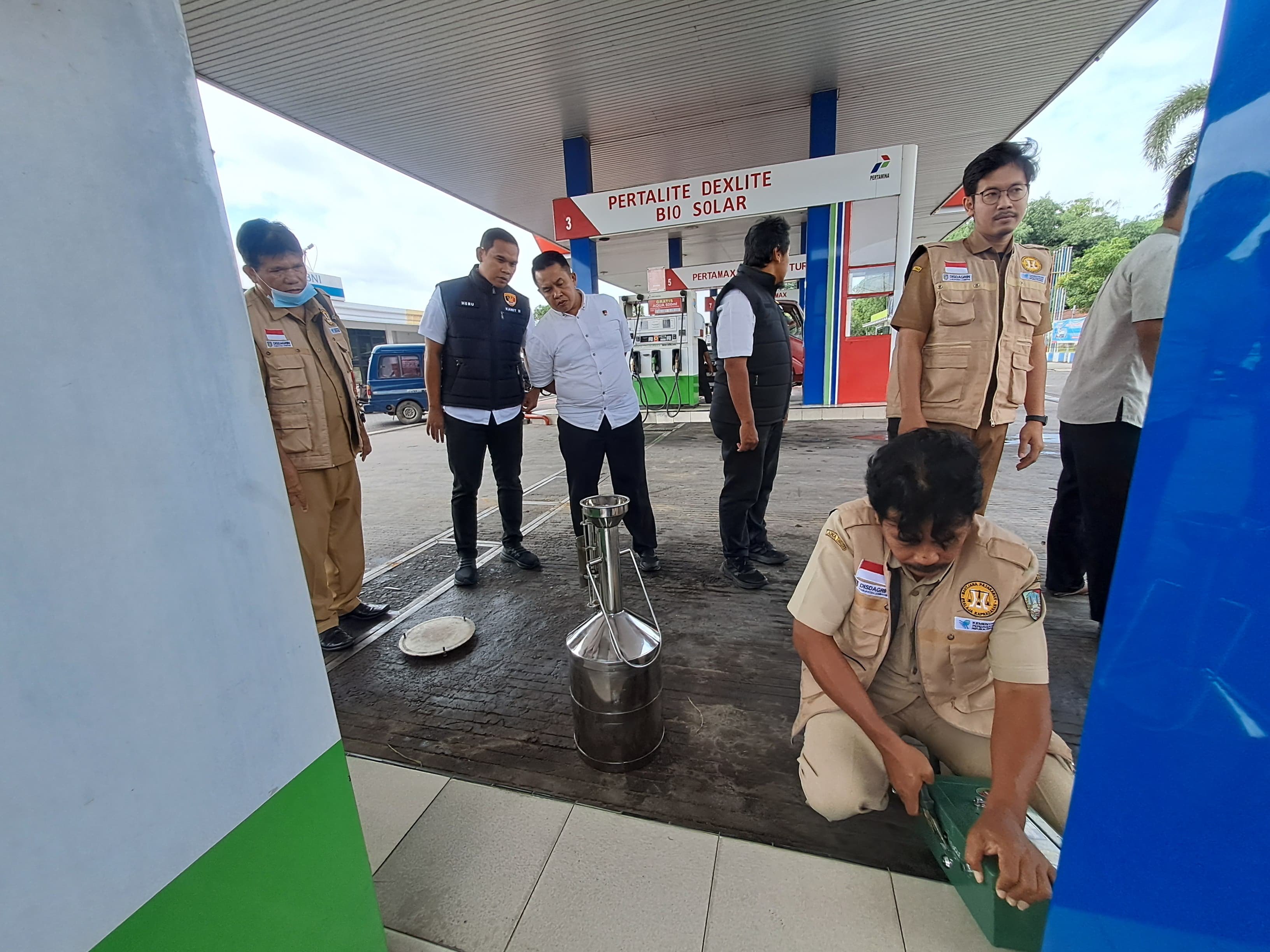 Polisi di Jombang saat melakukan sidak ketersediaan BBM di SPBU jelang lebaran