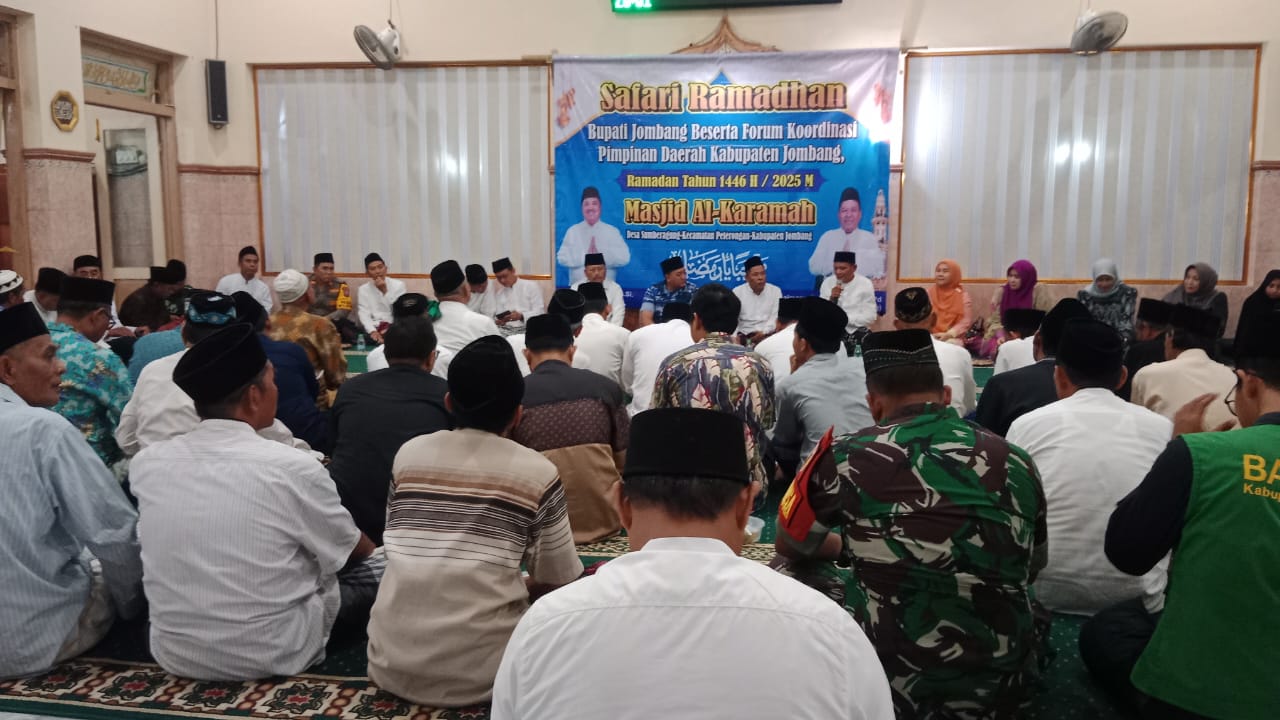 Kepala Desa Sumberagung Shodiqin mendampingi Wakil Bupati Jombang Salmanudin Yazid saat kegiatan safari Ramadan di Masjid Al-Karamah, Jumat (15/3) malam