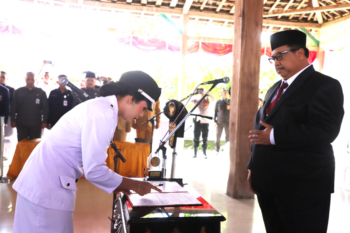 Bupati Jombang Warsubi saat melantik KDAW Sumberaji  Kabuh Jombang