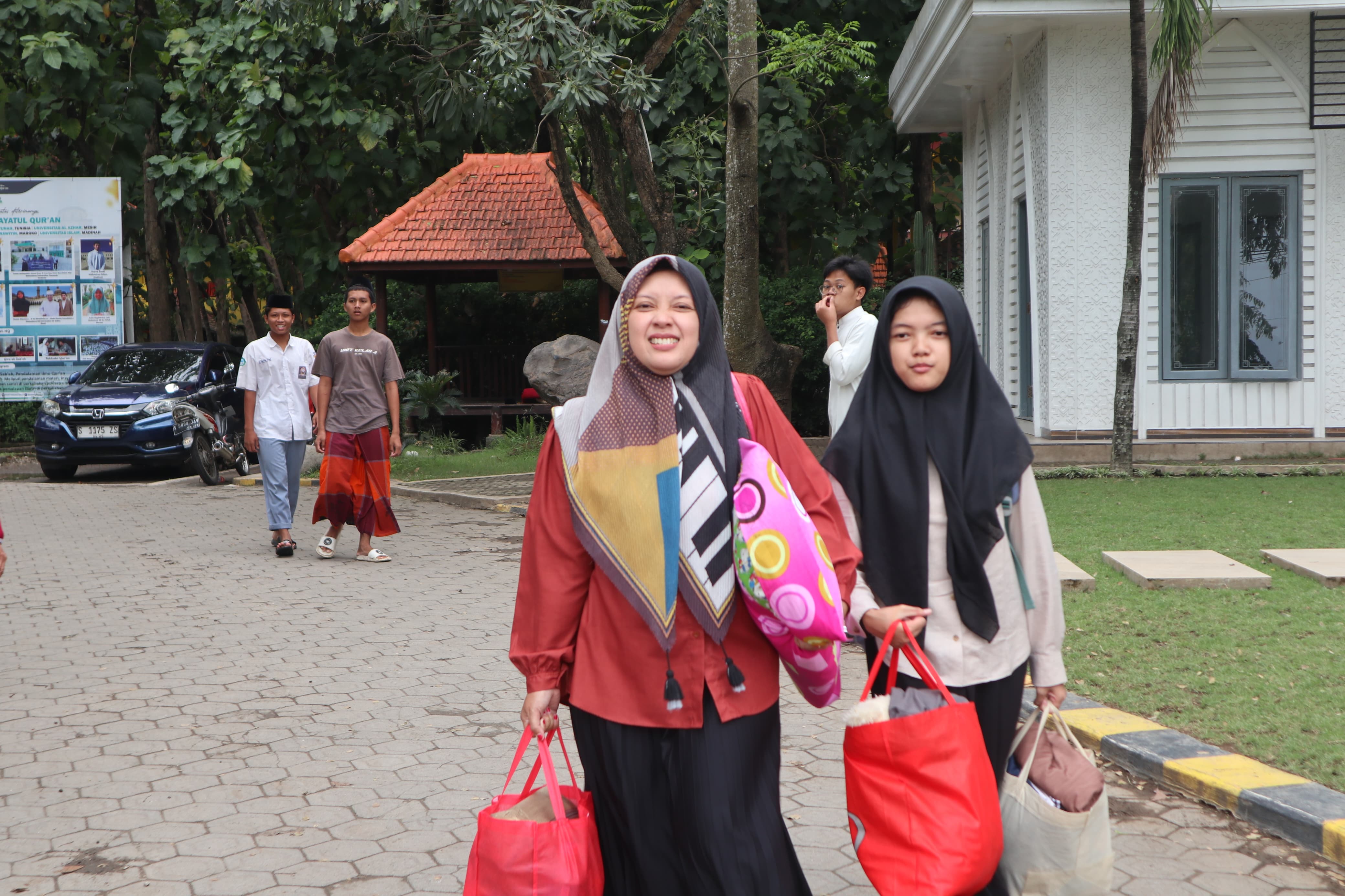 Santri Pondok Pesantren Gadingmangu saat pulang ke kampung halaman Rabu (19/3).
