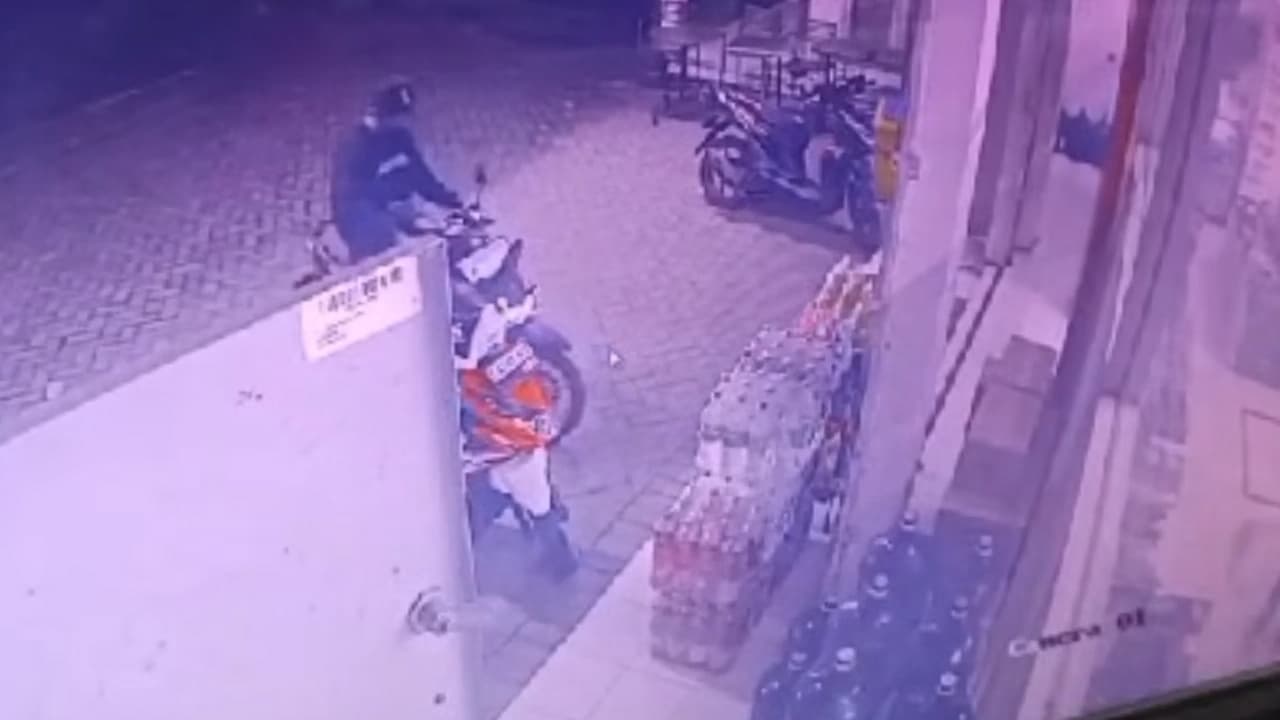 ksi pencurian sepeda motor di minimarket Desa/Kecamatan Mojowarno Jombang yang berhasil digagalkan penjaga minimarket