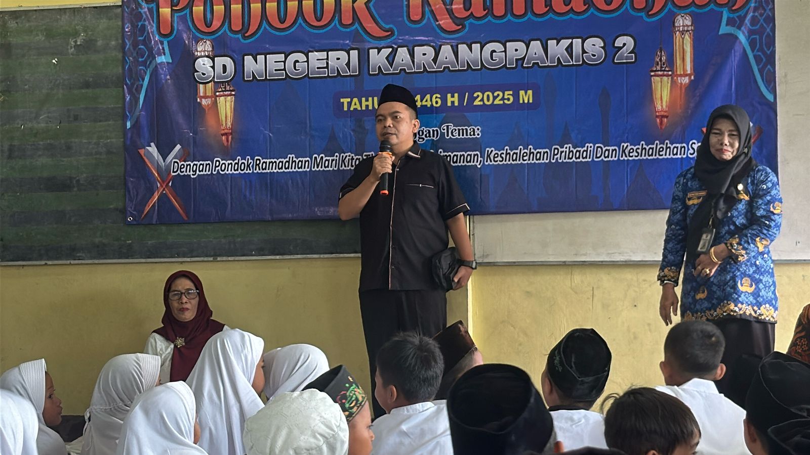 Gus Sentot saat hadir di SDN Karangpakis 2 kabuh dan menyapa siswa yang sedang melaksanakan Pondok Ramadan