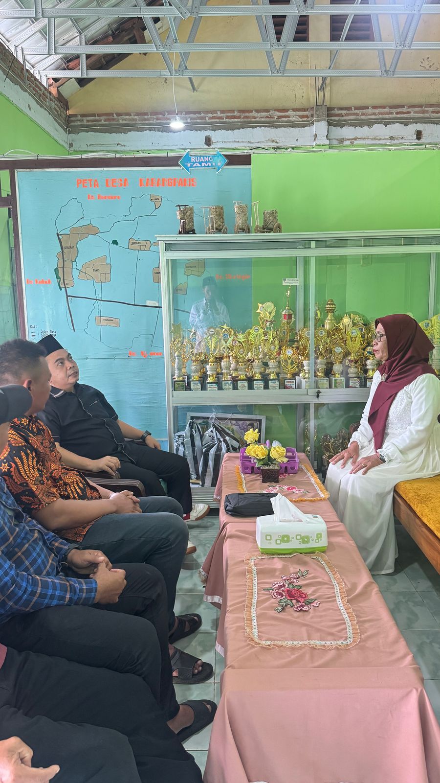 Gus Sentot saat menyerap aspirasi dan mengecek kondisi bangunan di SDN Karangpakis 2 Kabuh Jombang