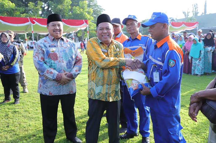 Bupati Jombang Warsubi mendampingi Wabup Salmanudin Yazid  saat menyalurkan bantuan kepada penerima manfaat  Kais (20/3)