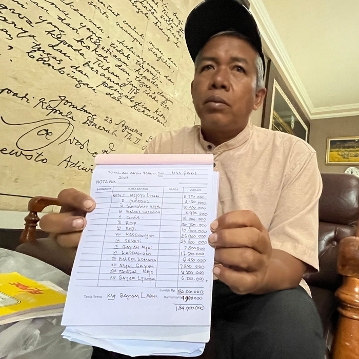 Sayudi 55, warga Desa Karanglo, Kecamatan Mojowarno saat menunjukkan bukti kwitansi yang belum dibayar, Kamis (20/3).