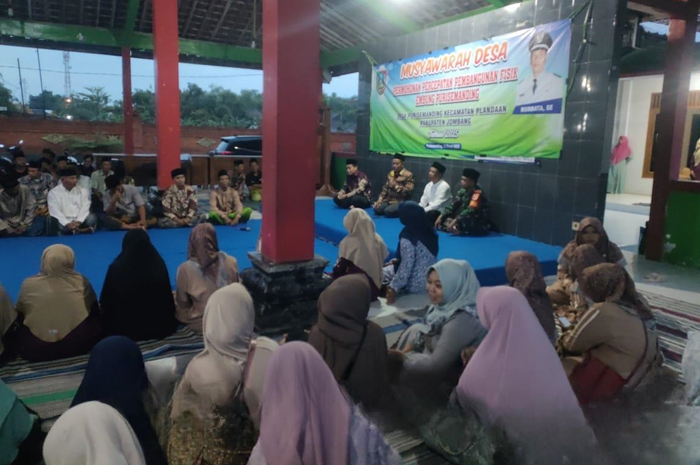Warga bersama Pemdes Purisemanding, Kecamatan Plandaan dalam musdes percepatan pembangunan Embung Purisemanding, Minggu (16/3).