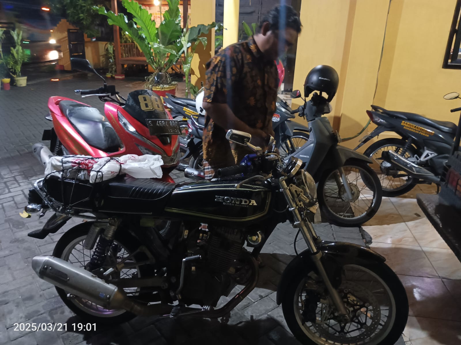Motor GL 100 yang menabrak lansia penyebrang jalan nasional di Perak Jombang
