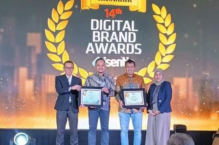Direktur Utama Bank Jombang Dr Afandi Haris Setyo Nugroho SE ME (dua dari kanan) bersama Direktur Bisnis Adam Joyo Pranoto MM (dua dari kiri) menerima penghargaan Digital Brand Awards 2025.