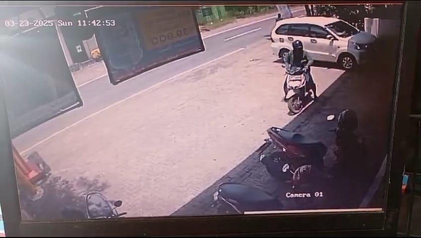 rekaman CCTV saat salah satu pelaku membawa lari motor korban usai mengambilnya di parkiran