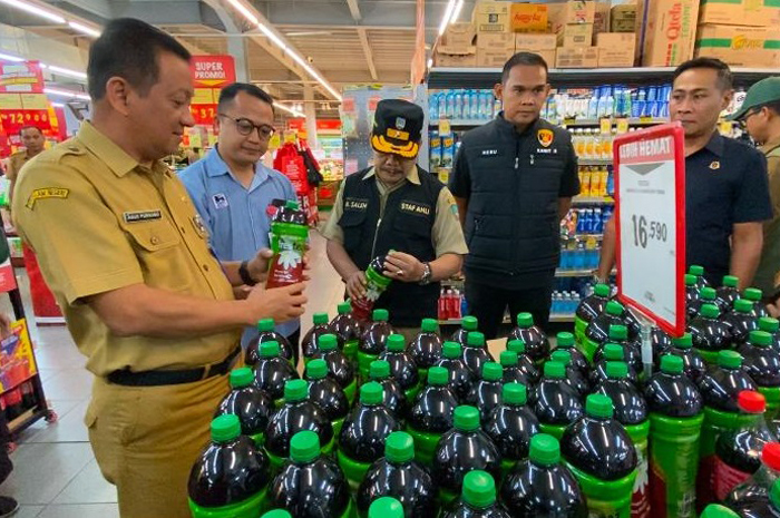 PENYOK: Kondisi kemasan minuman botol besar ditemukan dalam kondisi penyok di salah satu toko modern yang ada di Jl Wahid Hasyim kemarin (24/3).