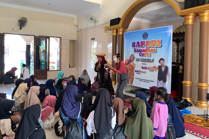 UNTUK SESAMA: Pasangan Afina Yanur dan Alfantomim saat menampilkan pentas dongeng dan pantomim di salah satu sekolah.